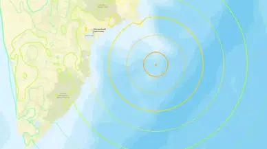 Rusya'daki deprem sonrası peş peşe tsunami uyarıları! Severo-Kurilsk sular altında kaldı