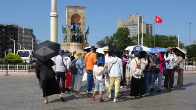 Taksim’de kavurucu sıcak: Esnaf su savaşına girdi