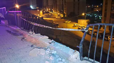 Karaman'da dehşet: Otomobil bariyerlere çarparak asılı kaldı!