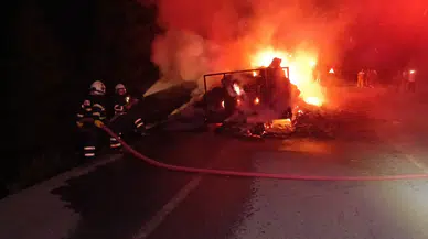 Bilecik'te panik! Traktörün römorkundaki saman balyaları alev topuna döndü!