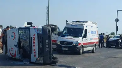 Antalya'da hasta taşıyan ambulans kaza yaptı! 2 sağlık görevlisi yaralandı