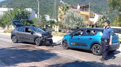 Balıkesir'de iki araç kafa kafaya çarpıştı! 5 kişi yaralandı