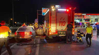 Kocaeli'de otomobil bariyerlere saplandı: Sürücü burnu kanamadan çıktı
