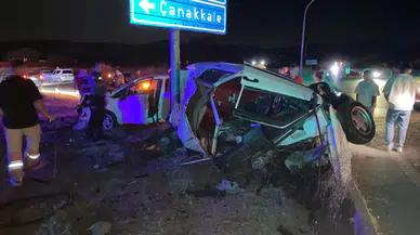 Çanakkale'de iki otomobil kafa kafaya çarpıştı: 3 kişi yaralandı