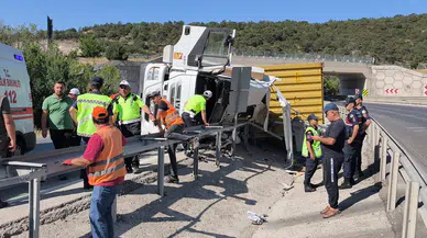 Kütahya'da feci kaza! Tır devrildi: Sürücü araçta sıkıştı