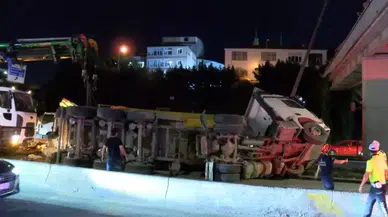 Kağıthane'de feci kaza! Hafriyat kamyonu bariyerlere çarpıp devrildi