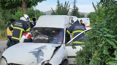 Tokat'ta feci kaza! Hafif ticari araç ağaca çarptı: 4 yaralı