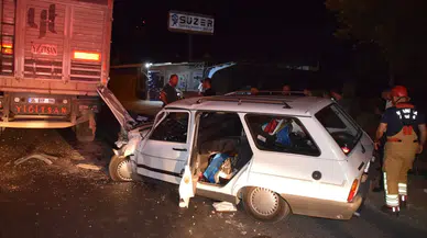 Manisa'da korkunç kaza! Otomobil, tıra çarptı: 2 yaralı!