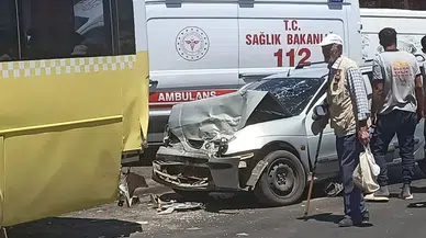 Kahramanmaraş'ta otomobil halk otobüsüne çarptı: 2 kişi yaralandı