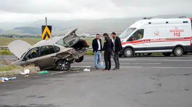 Kars'ta iki otomobil çarpıştı: 3 yaralı!