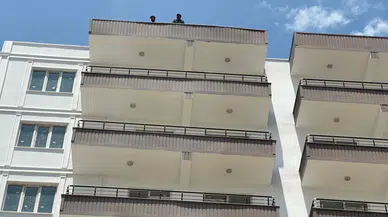 Adıyaman’da paralarını alamayan iki işçi binanın tepesine çıktı