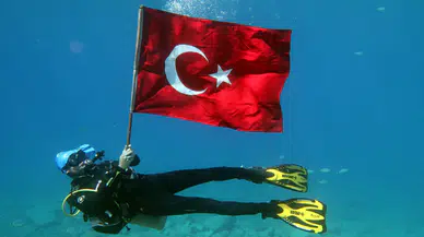 Deniz altında 30 Ağustos coşkusu: Dalgıçlar Türk Bayrağı açtı
