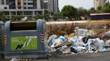 CHP'li Seyhan Belediyesi'ne vatandaşlardan tepki: Atıklar kokana kadar kaldırılmıyor