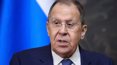 Putin-Trump zirvesi öncesi dikkat çeken detay: Lavrov, SSCB yazılı tişörtüyle geldi