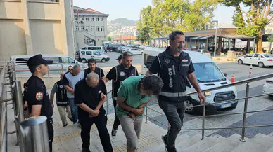 Zonguldak’ta ilçe merkezinde kaçak kazı yapan 4 kişi suçüstü yakalandı