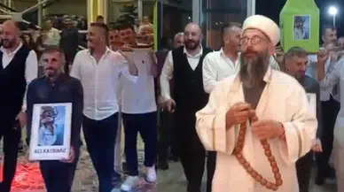 Düğün salonuna tabutla giren gençler herkesi kahkahaya boğdu!