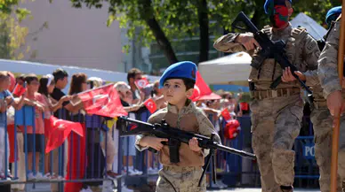 Sakarya'da 30 Ağustos coşkuyla kutlandı: Minik komando törene damga vurdu!