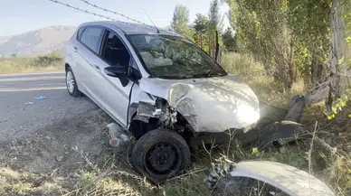 Erzincan'da feci kaza! Otomobil devrildi: 2 yaralı