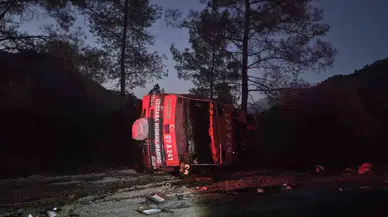Antalya'da yangın ihbarına giden arazöz devrildi: 2 yaralı