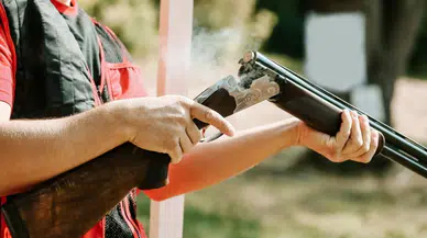 Domuz sandığı komşusunu bacaklarından vurdu!