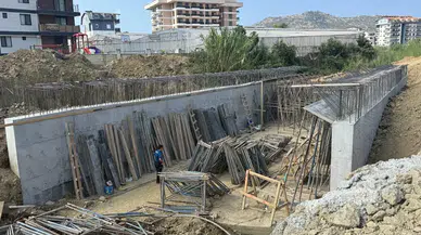 Antalya'da iş kazası: Köprü inşaatında düşen işçi ağır yaralandı