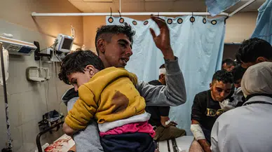 Gazze'de Nasır Hastanesi'ne saldırı: Gazeteciler de dahil çok sayıda ölü var!