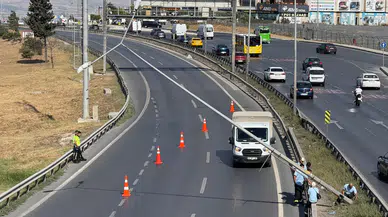 Büyükçekmece'de aydınlatma direği şiddetli rüzgâr nedeniyle yan yattı!