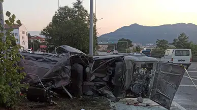 Giresun'da refüje çarpan otomobil demir yığınına döndü: 1 ölü
