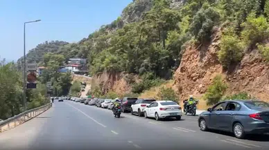 Fethiye-Ölüdeniz kara yolunda tatilci akını: 3 kilometrelik kuyruk oluştu