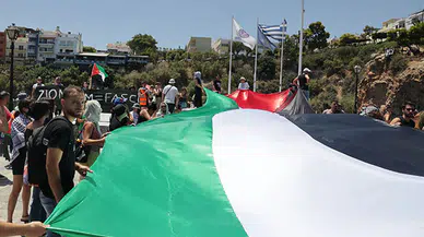 Eylemciler İsraillileri taşıyan gemiyi protesto etti