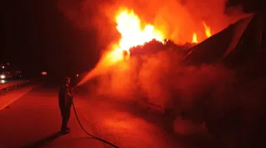 Çorum'da çöp yüklü tır cayır cayır yandı!