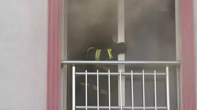 Sivas'ta evleri yanan aile gözyaşlarına boğuldu