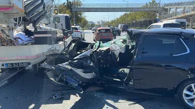 Sultangazi'de feci kaza! Otomobil, vince çarptı: 2 yaralı!