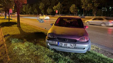 Kayseri'de motosikletle çarpışan otomobil refüje uçtu: 3 yaralı