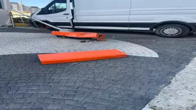 Başakşehir'de kamyonet kaldırımda bekleyenlere çarptı