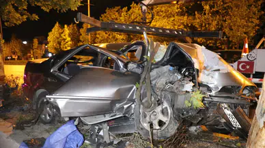 Denizli'de dehşet anları! Otomobil, ağaca ok gibi saplandı: 2 ölü, 1 ağır yaralı