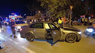 Edirne'de iki otomobil kafa kafaya çarpıştı: 3 kişi yaralandı