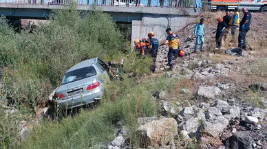 Sivas'ta otomobil dereye düştü: Yaşlı çift can verdi