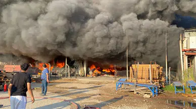 Antalya'da iki depoda yangın