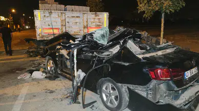 Van'da otomobil, park halindeki tıra çarptı: 2 ölü!