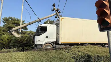 Freni tutmayan kamyon beton direği ikiye böldü!