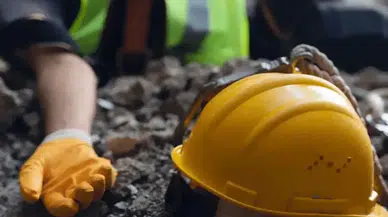 Afyonkarahisar’da feci iş kazası: Boynuna demir parçası saplanan işçi kurtarılamadı