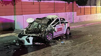 Büyükçekmece'de korkunç kaza! Otomobil, tırın altına girdi: 1 ölü, 4 yaralı