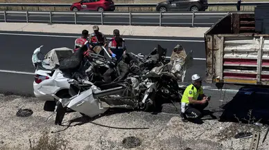 Erzurum'da feci kaza! Otomobil park halindeki tıra çarptı: 1 ölü