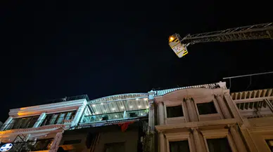 Fatih'te otel yangını! Konaklayanlar tahliye edildi