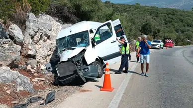 Antalya'da facia! Tur minibüsü kayalıklara çarptı: 17 yaralı