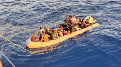 İzmir'de 43 göçmen batmak üzere olan bottan kurtarıldı!