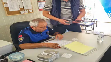 Yolda 100 bin TL buldu: Zabıta ekipleri sahibine ulaştırdı