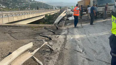 Hatay'da korkunç kaza! Tır bariyerlere ok gibi saplandı