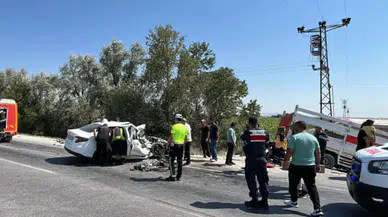 Konya'da otomobil ile kamyonet çarpıştı: Ölü ve yaralılar var